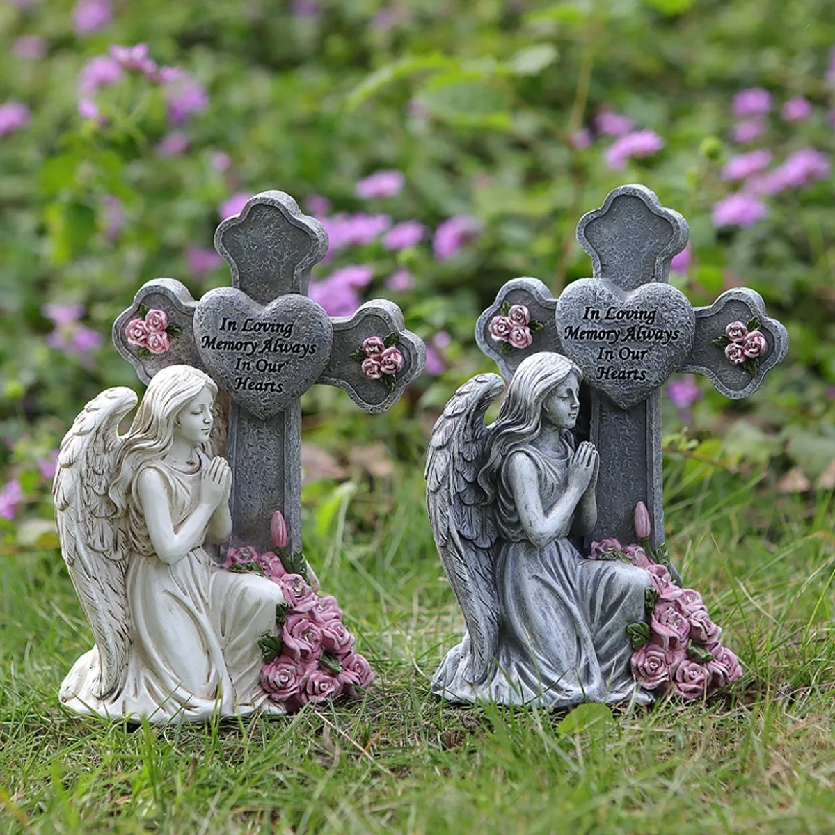 Saulės memorialinė statulėlė su klūpančiu angelu su kryžiumi su rožėmis SM251024