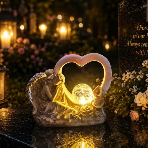 Saulės memorialinė statulėlė su angelu su širdimi su skilinėto stiklo gaubliu SM26575