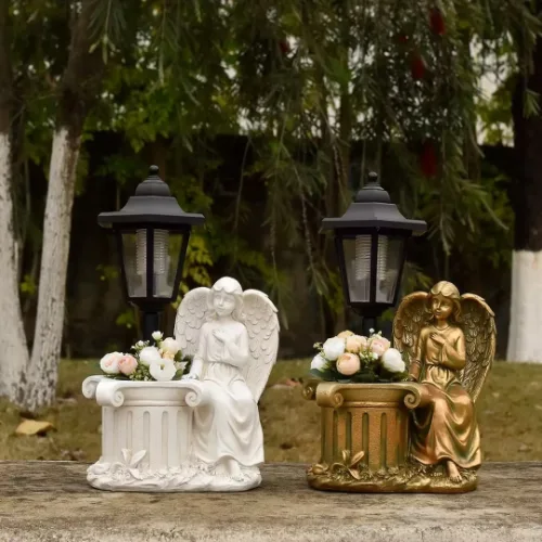 Saulės memorialinis gėlių vazonas su sėdinčiu angelu su gėlių motyvu SM26587