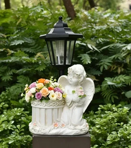 Saulės memorialinis gėlių vazonas su klūpančiu angelu su gėlių motyvu SM26794
